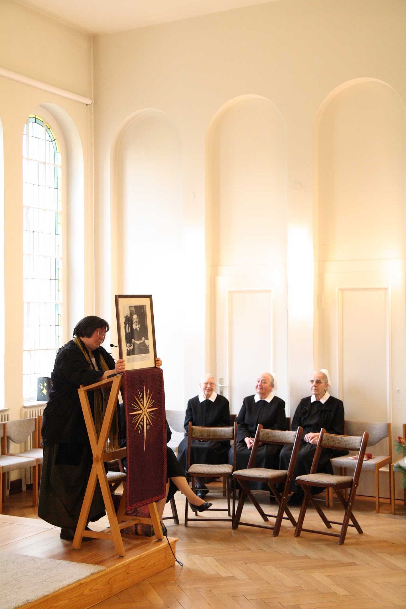 Sr. Sigrid Pffflin stellt Frieda v. Bodelschwingh vor...